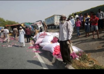 मुरादाबाद बरेली नेशनल हाईवे शंख का पुल थाना फतेहगंज पश्चिमी के पास बुधवार को फिर सड़क हादसा हो गया गनीमत रही इसमें कोई हताहत नहीं हुआ