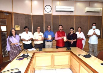 IIMC: प्रो. संजय द्विवेदी ने किया 'ए ब्रीफ हिस्ट्री ऑफ पॉपुलर साइंस लिटरेचर इन मलयालम' पुस्तक का विमोचन