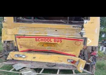 बरेली थाना बहेड़ी क्षेत्र में  स्कूल बस में ट्रक ने  मारी पीछे से टक्कर, स्कूल बस में छह बच्चे हुए घायल