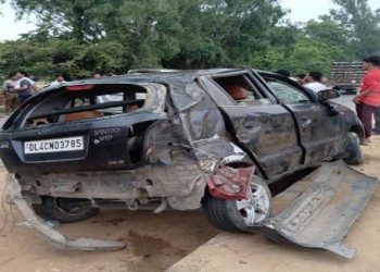 लखनऊ दिल्ली नेशनल हाईवे पर बरेली की तहसील फरीदपुर के पास ट्रक ने कार को मारी जबरदस्त टक्कर डिवाइडर के दूसरे पार जा गिरी कार, कार में सवार सभी लोग घायल