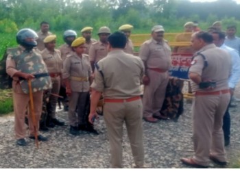 बरेली के थाना शाही के ग्राम दुनकी में भारी संख्या में पुलिस फोर्स तैनात, एसपी और एडीएम ने देखी व्यवस्थाएं