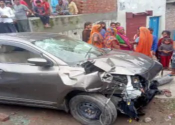 बरेली के थाना बहेड़ी के गांव गुड़वारा में तेज रफ्तार कार ने घर के बाहर बैठे लोगों को मारी टक्कर दो की मौके पर मौत