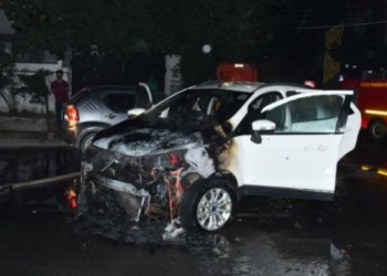बरेली में अग्रसेन पार्क रोड पर चलती कार में लगी आग मची अफरा-तफरी