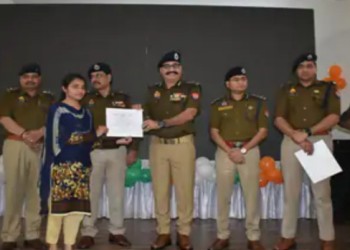 बरेली पुलिस लाइन में दरोगा के नियुक्ति पत्र DIG और ADG हाथों से मिलने के बाद खिल उठे चेहरे