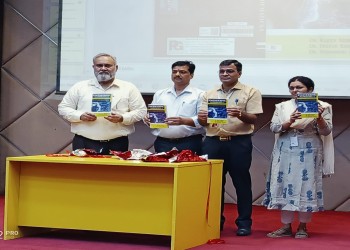 गलगोटिया इंजीनियरिंग कॉलेज के प्रोफेसर राजीव किशोर एवं दीपक कुमार द्वारा लिखित इंजीनियरिंग मैथमेटिक्स -1 की पुस्तक का विमोचन किया गया।