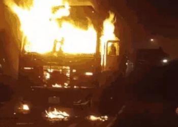 बरेली के कस्बा फरीदपुर के हाईवे पर लकड़ी से भरे ट्रक में लगी आग, हेल्पर और चालक ने ट्रक से कूदकर जान बचाई