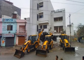 बरेली में प्रशासन की बड़ी कार्रवाई बवाल के मुख्य आरोपी राजीव राना के होटल-ऑफिस पर बुलडोजर चलने से मची खलबली