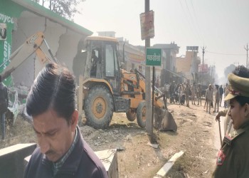 बरेली के थाना शाही के ग्राम मकडीखोए में कोर्ट के आदेश पर हुई बुलडोजर कार्रवाई