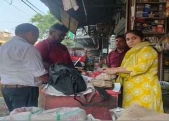 बरेली के कस्बा फतेहगंज पश्चिमी में फूड इंस्पेक्टर ने किराना की दुकान पर मारा छापा