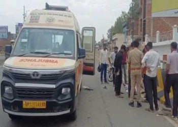 दिल्ली बरेली नेशनल हाईवे मीरगंज पर खड़ी बस से टकराई बाइक, तीन युवक घायल