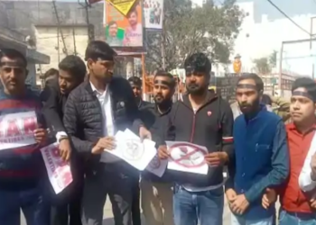 सम्भल:- व्यापार मंडल ने काली पट्टी बांधकर वैलेंटाइन डे का किया विरोध 14 फरवरी को शोर्य दिवस घोषित करने की मांग