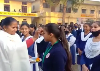 शिक्षा राज्यमंत्री गुलाब देवी ने यूपी बोर्ड परीक्षार्थियों को तिलक लगाकर मुंह मीठा कराया व गुलाब देकर शुभकामनाएं दी
