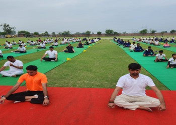 अंतरराष्ट्रीय योग दिवस के उपलक्ष में द आर्यंस प्रेमनगर जोया में कराया गया योगाभ्यास
