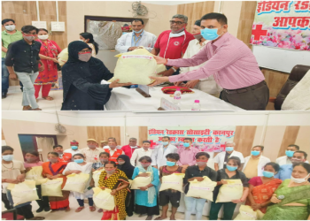 कानपुर में जिलाधिकारी द्वारा 15 रोगियों को न्यूट्रीशन सामग्री का वितरण किया गया