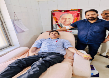 समाजवादी कार्यकर्ताओं ने मुलायम सिंह कि पुण्य तिथि पर किया रक्तदान