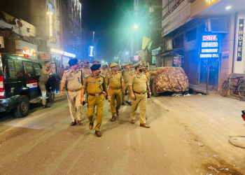 कानपुर पुलिस उपायुक्त पूर्वी श्रवण कुमार सिंह ने होटलों व ढाबों का निरीक्षण किया