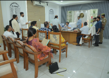 *जिलाधिकारी रविंद्र कुमार माँदड़ ने जनता दर्शन में सुनी जन समस्याएं*