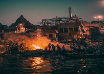 वाराणसी मणिकर्णिका और हरिश्चंद्र घाट पर अंतिम संस्कार में शामिल होने वालों लोगों के लिए बढ़ाई जाएंगी सुविधाएं