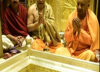 काशी विश्वनाथ मंदिर में इस अंदाज में नजर आए CM Yogi, मंदिर प्रांगण में हुआ जय श्रीराम का  नारा गुंज उठा