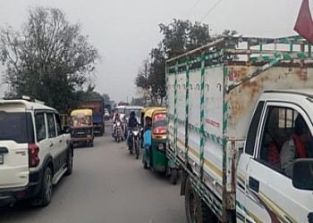 वाराणसी:राजघाट पुल पर लगा भीषण जाम, रेंगते रहे दौड़ने वाले वाहन, सर्दी में राहगीरों के छूटे पसीने