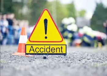 वाराणसी खबर:रिंग रोड पर ओवरटेक करने के चक्कर में ट्रक से टकराई कार, एक की मौत