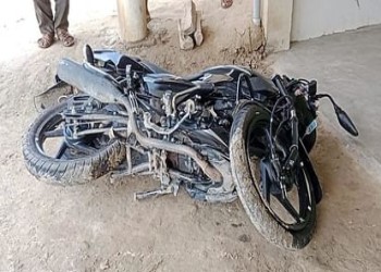 वाराणसी:तेज रफ्तार ऑटो की टक्कर से बाइक सवार भाई-बहन घायल,चालक की तलाश में जुटी हुई है पुलिस 