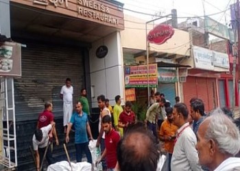 वाराणसी न्यूज:चौकाघाट संकुल तिराहे पर गोविंदम मिष्ठान भंडार में लगी भीषण आग