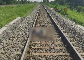 वाराणसी में रेलवे ट्रैक पर मिला युवक का क्षत-विक्षत शव, शिनाख्‍त में जुटी पुलिस