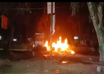 मंडुवाडीह थाना क्षेत्र के चांदपुर में भीषण सड़क हादसा,डिवाइडर से टकराकर ट्रक में लगी आग