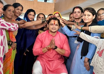 कैबिनेट मंत्री गोविंद सिंह राजपूत के बेटे आकाश सिंह राजपूत ने बुंदेलखंड मेडिकल कॉलेज में कार्यरत महिला स्टाफ और मरीज बहनों से बंधवाई राखी 