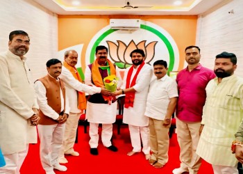 भारतीय जनता पार्टी सागर जिले के आब्जर्वर जयपाल सिंह चावड़ा और राधेश्याम पारीख का सागर आगमन पर जिला अध्यक्ष श्याम तिवारी ने स्वागत किया