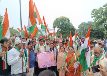 मालथौन की तिरंगा यात्रा में  देश भक्ति का जज्बा, बरसते पानी में तिरंगा थामे निकले हजारों लोग