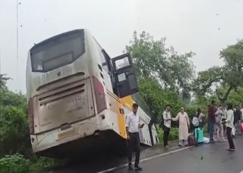 सागर में चार्टेड बस अनियंत्रित होकर खेत में घुसी, 24 घंटे में तीसरा बस हादसा वहीं चौकी प्रभारी ने यात्रियों को सुरक्षित सागर पहुंचाया