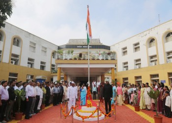 सागर जिला कलेक्टर संदीप जी. आर. ने कलेक्टर कार्यालय में ध्वजारोहण किया और सभी जिले वासियों को स्वतंत्रता दिवस की बधाई दी