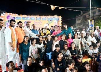 सागर में नगर विधायक शैलेन्द्र जैन द्वारा जन्माष्टमी के उपलक्ष्य में भव्य मटकी फोड़ प्रतियोगिता का आयोजन कराया गया नव जागृति गणेश समिति बनी टीम विजेता 35 हजार नगद पुरस्कार मिला