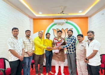 भारतीय जनता पार्टी स्वयंसेवी प्रकोष्ठ के प्रदेश संयोजक राम रघुवंशी ने जिला अध्यक्ष श्याम तिवारी से भेंट की