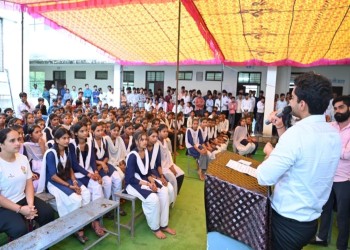 वैश्विक आशाओं के केन्द्र हैं भारत के युवा-अविराज सिंह स्कूल की छात्राओं ने अविराज को बांधी राखी छात्र छात्राओं को वितरित की साइकल