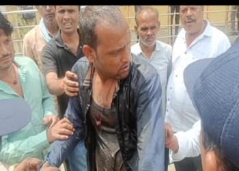 सागर कलेक्ट्रेट कार्यालय में जनसुनवाई के दौरान 108 के पायलट ने किया आत्मदाह का प्रयास जिला अधिकारी पर लगाए रिश्वत लेने के आरोप