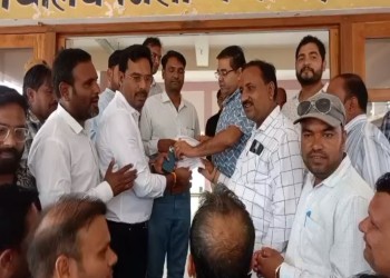 सचिव विहीन ग्राम पंचायतों में ग्राम रोजगार सहायक को ही सचिवीय अधिकार सौंपने के संबंध में जिला सीओ को ज्ञापन सौंपा