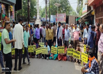 सागर की पार्षद रूबी पटेल ने किया चक्काजाम निगम आयुक्त पर लगाए काम ना करने के आरोप