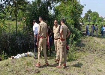 धारदार हथियार से गला रेत कर हत्या शव को खेत की झाड़ियों के नजदीक फैंका