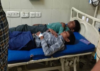 मध्याह्न भोजन करने के बाद पांच बच्चे पहुंचे बुंदेलखंड मेडिकल कॉलेज, एक की हालत गंभीर