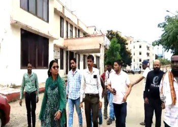 मकरोनिया में अतिक्रमण हटाने की कार्रवाई के दौरान हंगामा, वार्ड प्रभारी ने पार्षद पति और मकान मालिक पर लगाए गंभीर आरोप