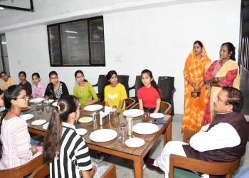 महाराणा प्रताप कन्या छात्रावास की बेटियों के साथ भोजन करने पहुंचे पूर्व गृहमंत्री, खुरई विधायक भूपेन्द्र सिंह