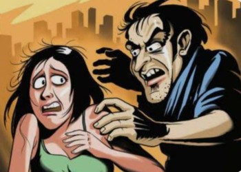 कोतवाली क्षेत्र में युवती से बीच बाजार में छेड़छाड़, लोगो ने मारपीट कर पुलिस के किया हवाले