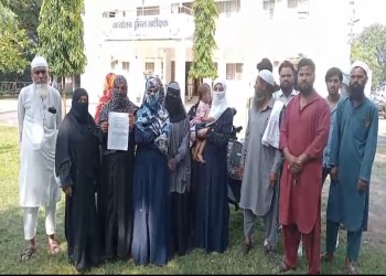 सागर के मोतीनगर थाना अंतर्गत बाघराज वार्ड के मुस्लिम समाज के लोग महिलाओं के साथ एसपी कार्यालय पहुंच दबंगों की शिकायत दर्ज की