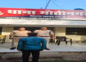 मोतीनगर पुलिस की तत्पर कार्रवाई बैटरी चोर चोरी की बैटरी सहित गिरफ्तार