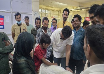गढ़ाकोटा में हुए सड़क हादसे के बाद घायलों को बुंदेलखंड मेडिकल कॉलेज किया रेफर किया पूर्व मंत्री गोपाल भार्गव के पुत्र अभिषेक भार्गव पहुंचे घायलों का हाल जानने