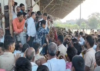 सागर के देवरी तहसील की महिला तहसीलदार ने किसान को जड़ा थप्पड़, हाथ लगने से भड़की, अव्यवस्थाओं के बीच खाद के टोकन बांटने के दौरान हुई घटना