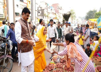 लोकल फॉर वोकल को बढ़ावा देने मंत्री गोविंद सिंह राजपूत सपरिवार खरीदी करने पहुंचे बाजार